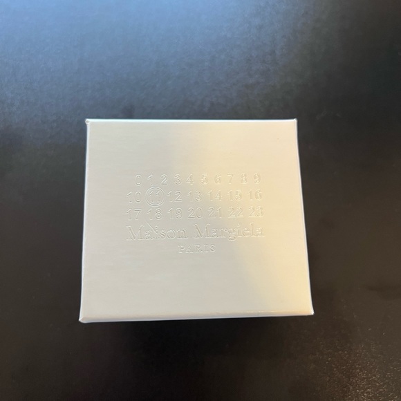 MAISON MARGIELA Gold Circle Number Logo Single Earring - Picture 3 of 3